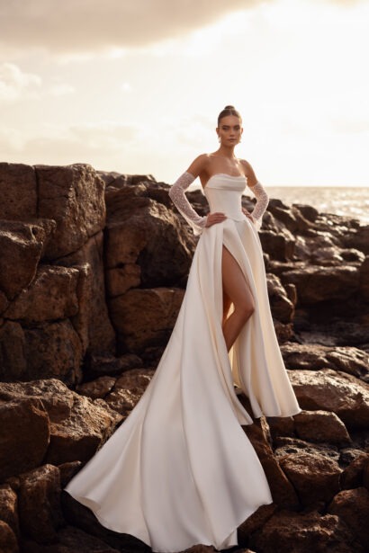 Dama Couture Sarabi tweedelige trouwjurk met hoge split en afneembare mouwen