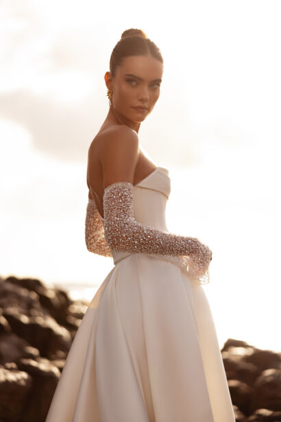 Dama Couture Sarabi tweedelige trouwjurk met hoge split en afneembare mouwen