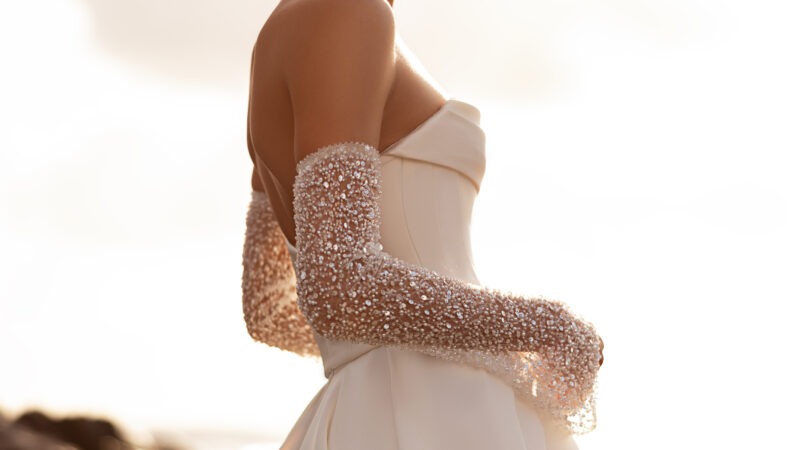 Dama Couture Sarabi tweedelige trouwjurk met hoge split en afneembare mouwen