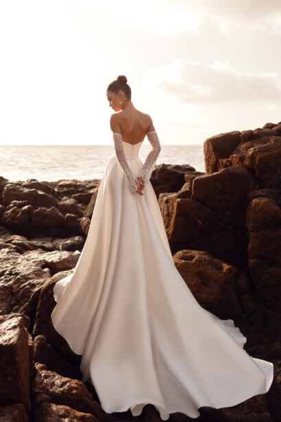 Dama Couture Sarabi tweedelige trouwjurk met hoge split en afneembare mouwen