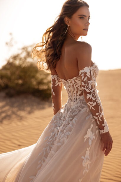 Dama Couture Tamara A-lijn trouwjurk met transparante kanten top en blush ondertoon