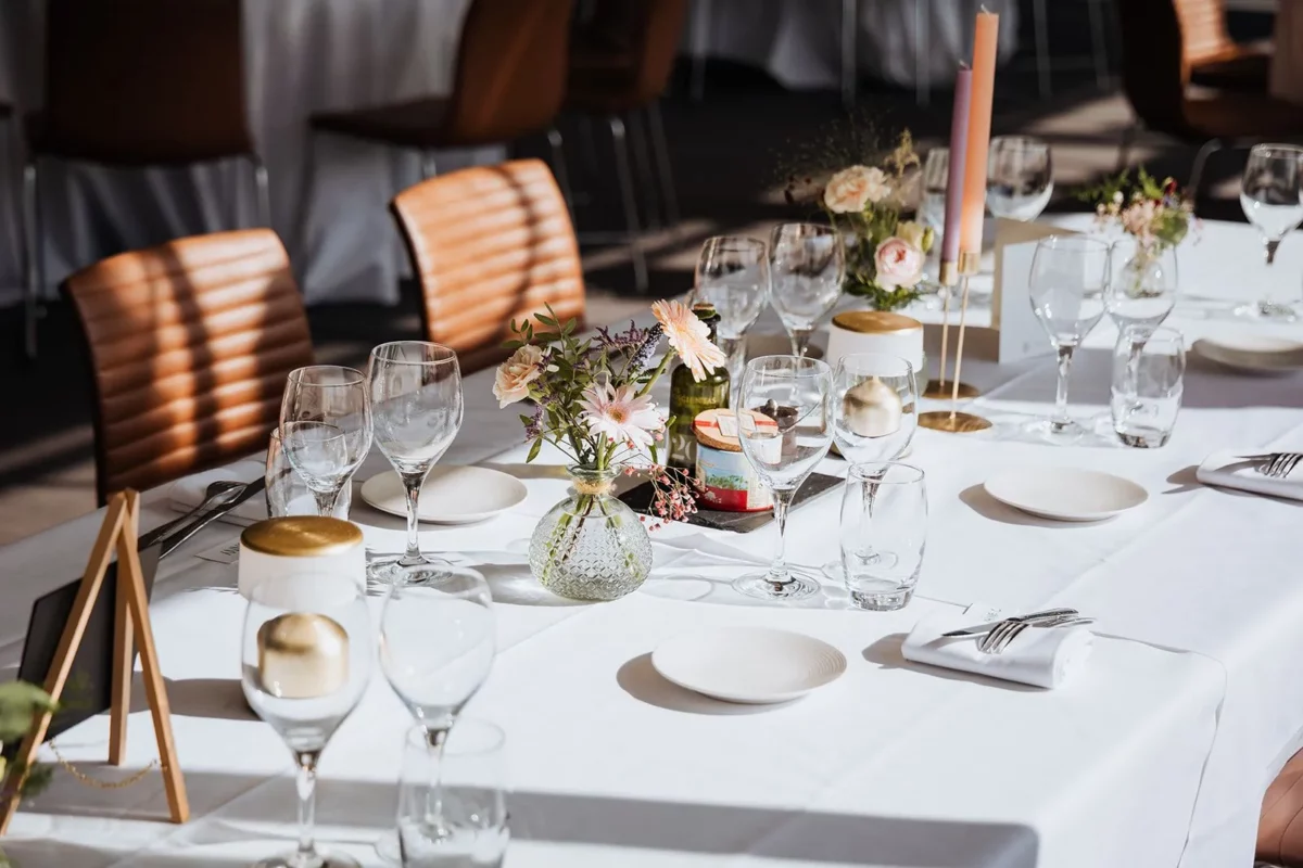 Elegant gedekte tafels in Auberge du Pêcheur voor The Bridal Dining Experience van Figen Bridal Boutique.